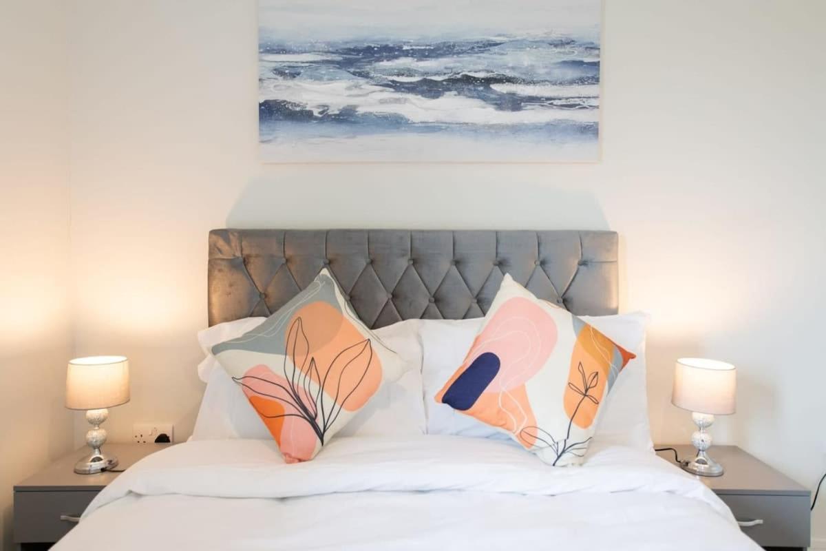 Fantastic 1 Bed Apartment In Crawley ภายนอก รูปภาพ