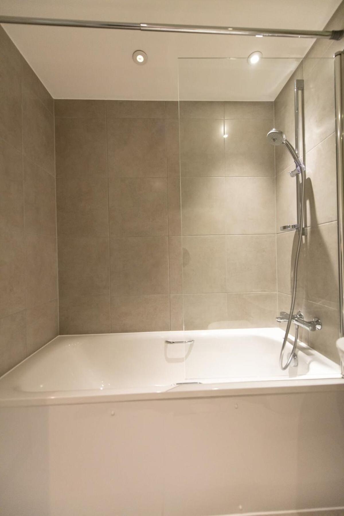 Fantastic 1 Bed Apartment In Crawley ภายนอก รูปภาพ