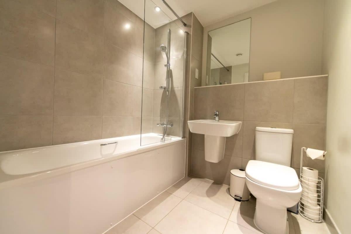 Fantastic 1 Bed Apartment In Crawley ภายนอก รูปภาพ