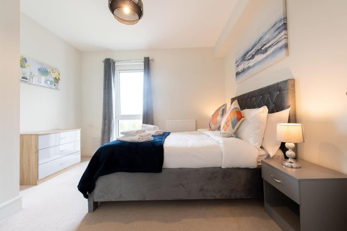 Fantastic 1 Bed Apartment In Crawley ภายนอก รูปภาพ