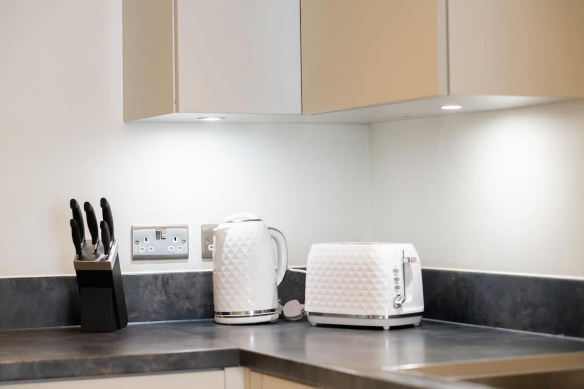 Fantastic 1 Bed Apartment In Crawley ภายนอก รูปภาพ