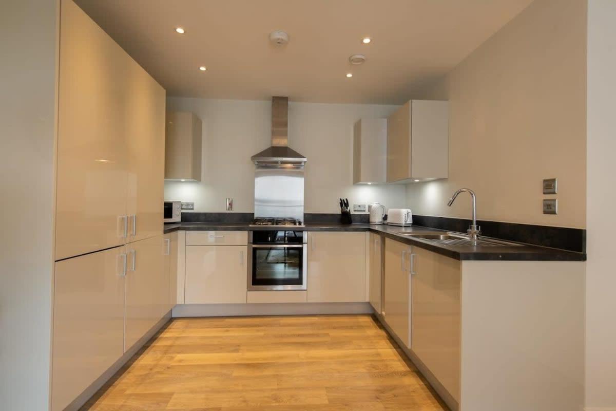 Fantastic 1 Bed Apartment In Crawley ภายนอก รูปภาพ