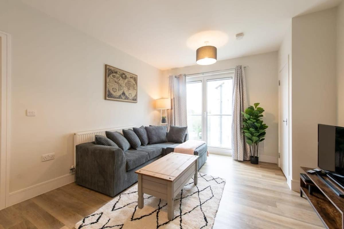 Fantastic 1 Bed Apartment In Crawley ภายนอก รูปภาพ