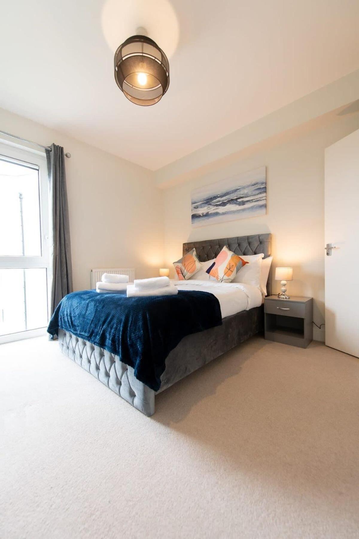 Fantastic 1 Bed Apartment In Crawley ภายนอก รูปภาพ
