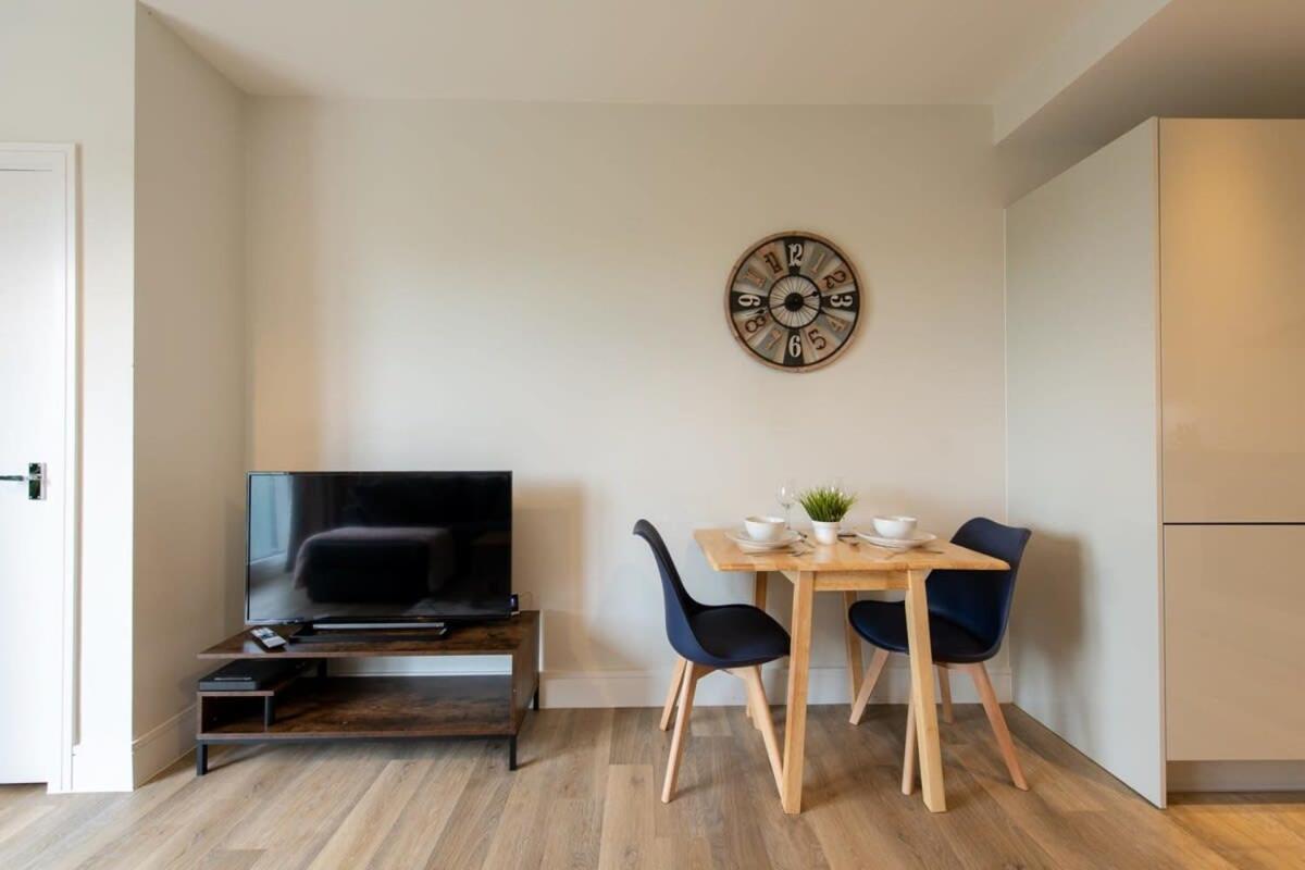 Fantastic 1 Bed Apartment In Crawley ภายนอก รูปภาพ