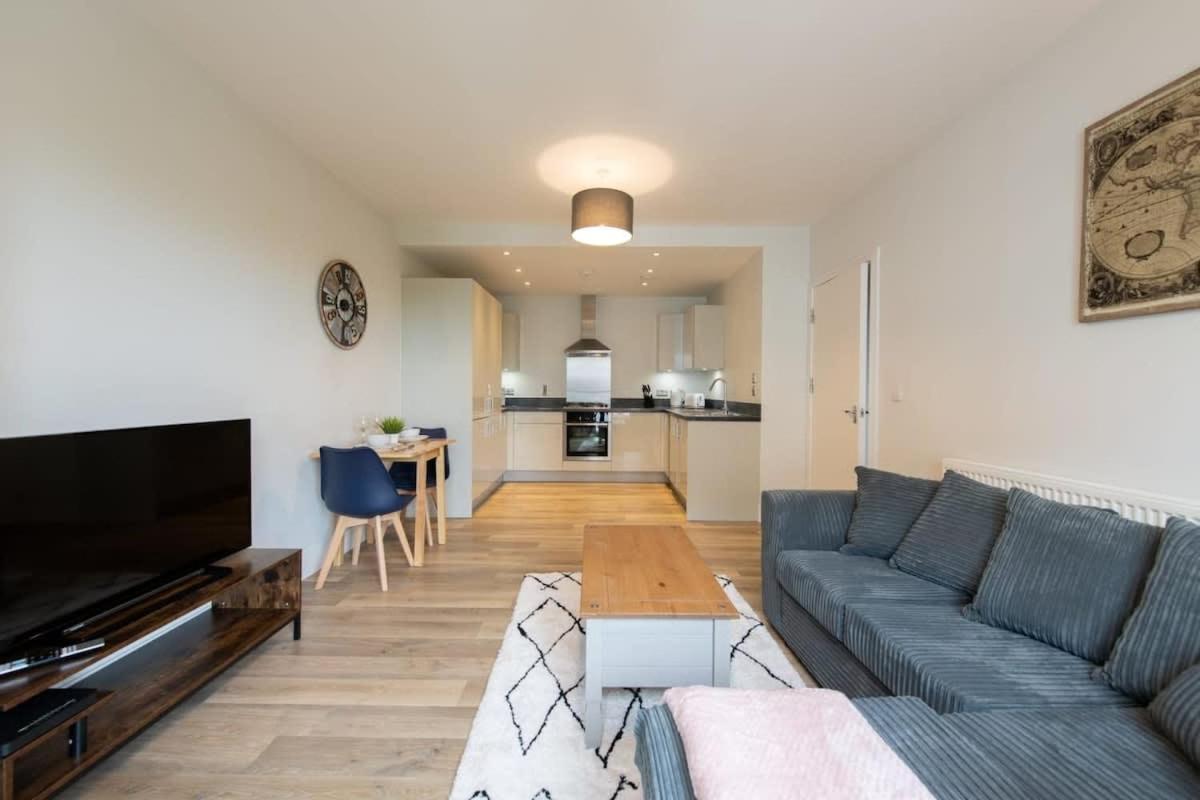 Fantastic 1 Bed Apartment In Crawley ภายนอก รูปภาพ