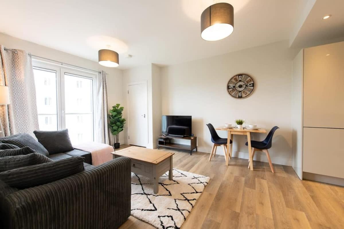 Fantastic 1 Bed Apartment In Crawley ภายนอก รูปภาพ