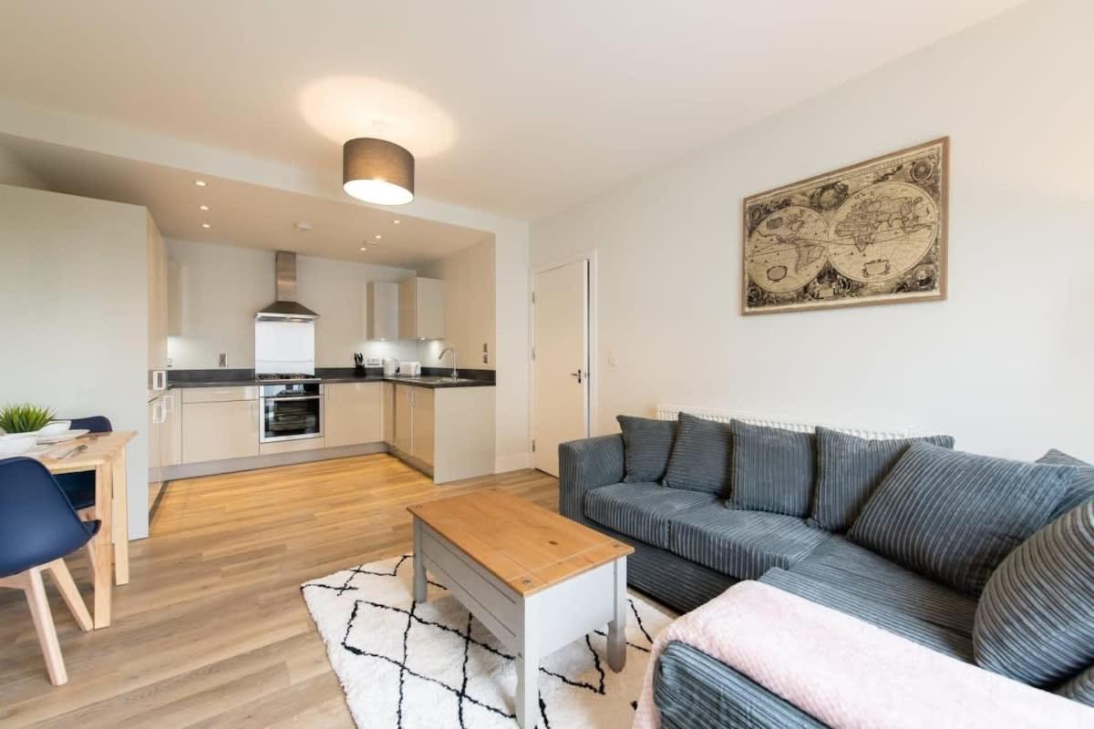 Fantastic 1 Bed Apartment In Crawley ภายนอก รูปภาพ