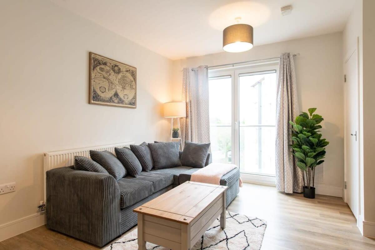 Fantastic 1 Bed Apartment In Crawley ภายนอก รูปภาพ