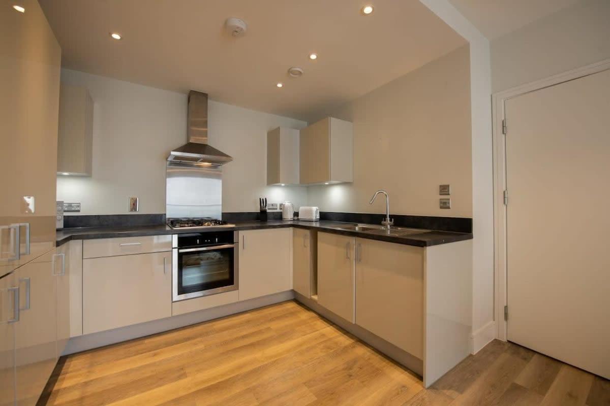 Fantastic 1 Bed Apartment In Crawley ภายนอก รูปภาพ