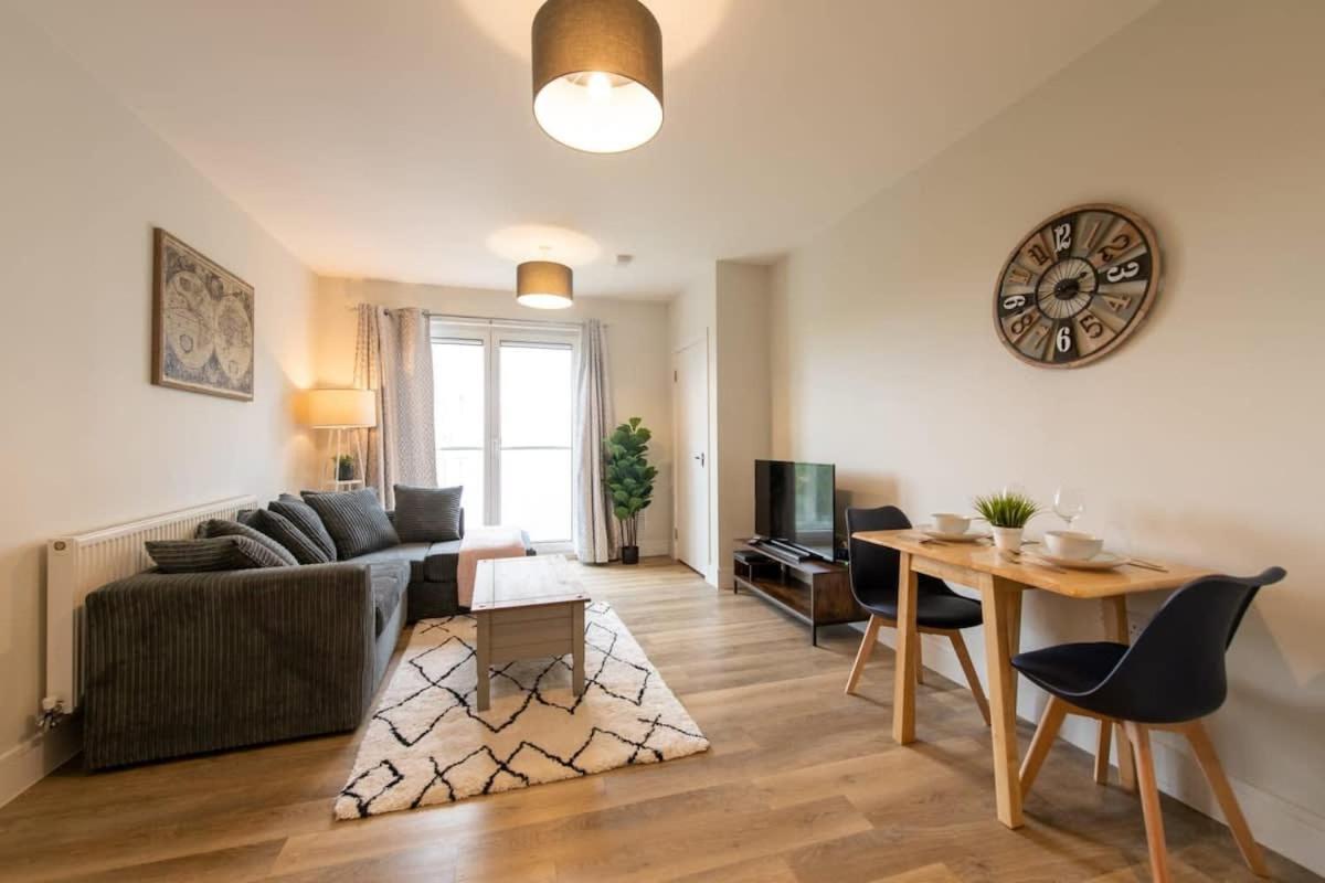 Fantastic 1 Bed Apartment In Crawley ภายนอก รูปภาพ