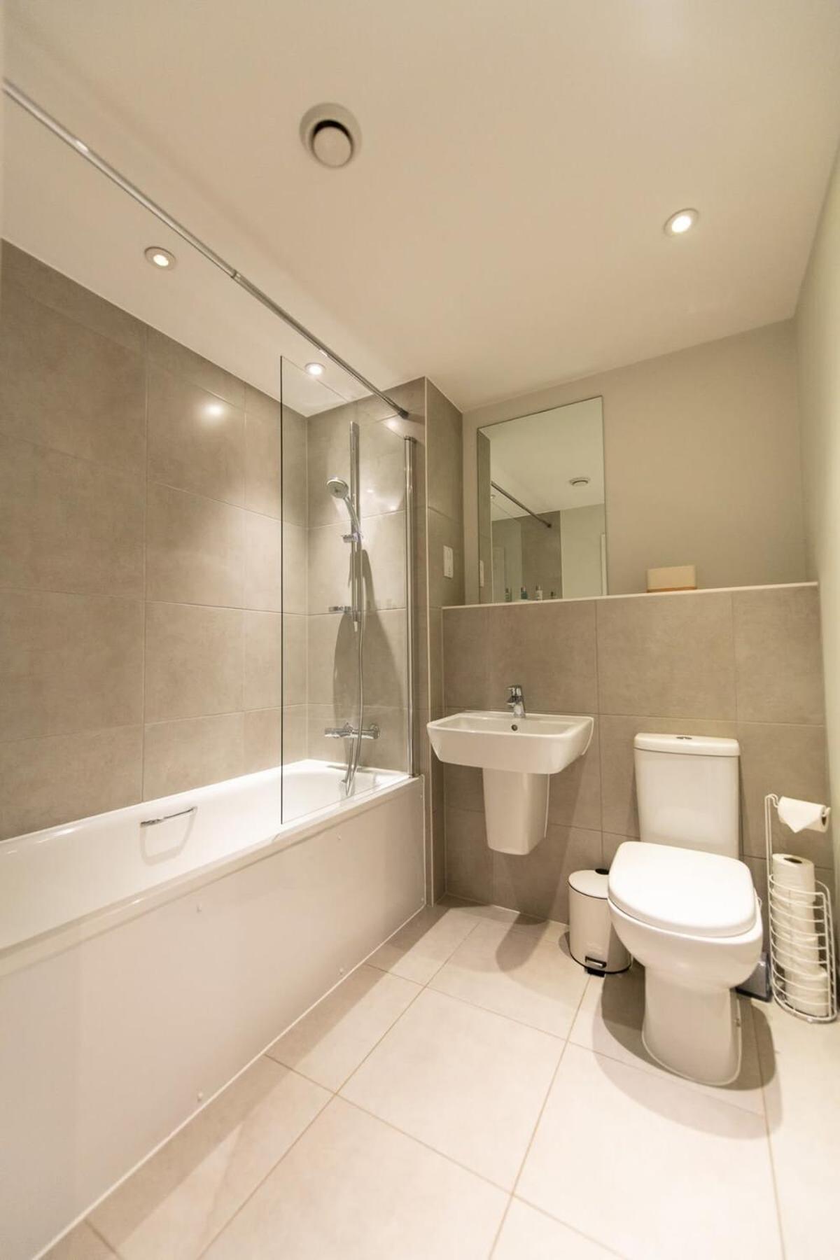 Fantastic 1 Bed Apartment In Crawley ภายนอก รูปภาพ